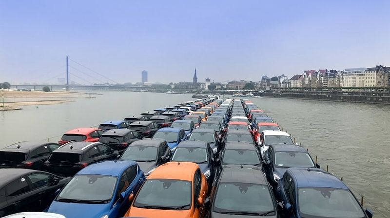 Trotz historischem Niedrigwasser im Rhein: Ford-Transportschiffe fahren weiter Seehäfen an